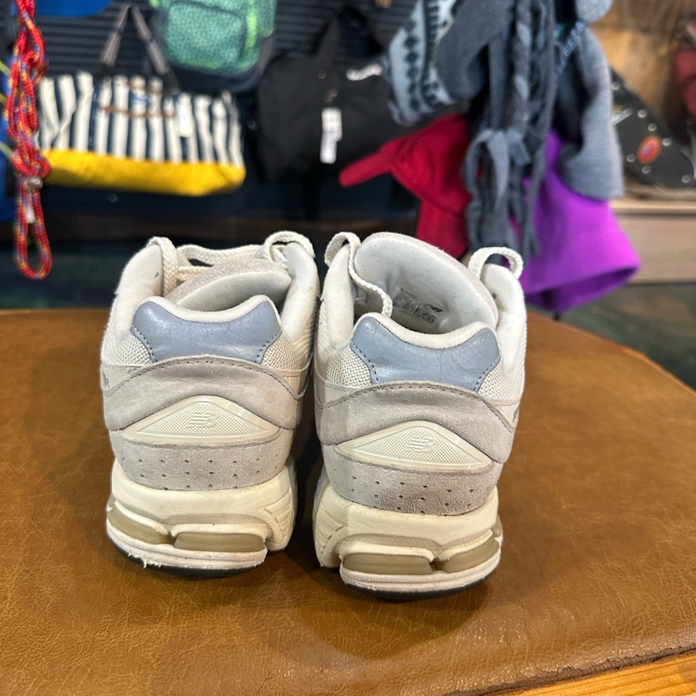 New Balance 2002 R - Picture 2 of 4